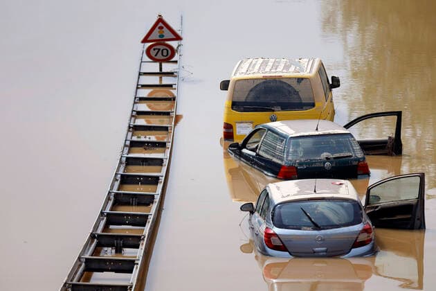 After the flood disaster in the Erftkreis, the cleanup work continues In the recovery work of the destroyed cars in Erftstadt Liblar, sonar, Bundeswehr tanks and divers are also used They check the massively damaged vehicles on the B256 Luxemburger Straße The drivers Foto:xC.xHardtx xFuturexImage