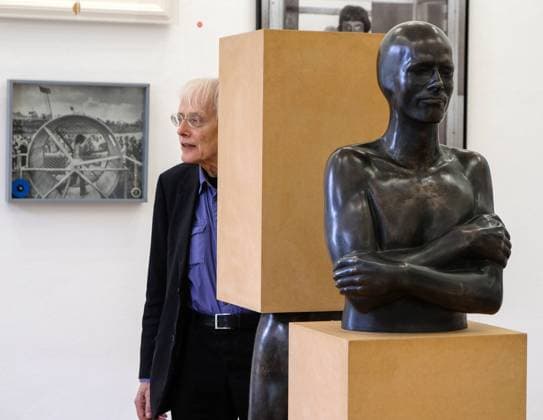 Timm Ulrichs behind his sculpture Im Sockel vom Sockel 1981 90 with the bronze cast of his body, Haus am Lützowplatz, Berlin, 8 7 2020
