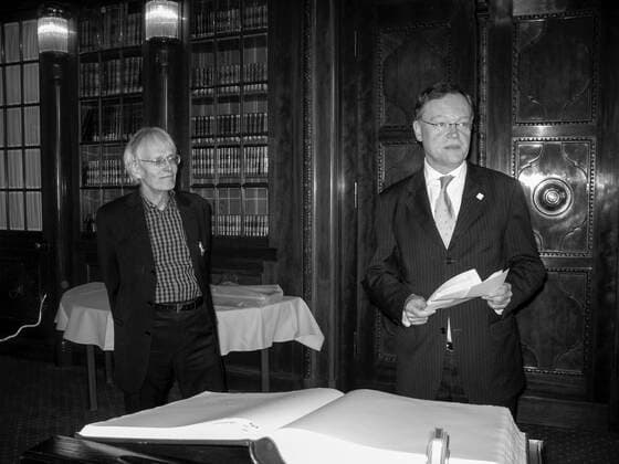 Timm Ulrichs, Stephan Peter Weil, OB Hannover, on the occasion of Ulrichs 70 birthday and his entry in the Golden Book of the city Â Lebenslänglich 50 Jahre Wohn Haft in HannoverÂ , 31 3 2010