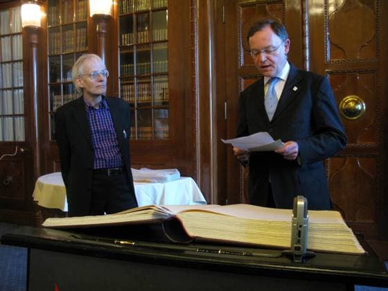 Timm Ulrichs, Stephan Peter Weil, OB Hannover, on the occasion of Ulrichs 70 birthday and his entry in the Golden Book of the city Â Lebenslänglich 50 Jahre Wohn Haft in HannoverÂ , 31 3 2010