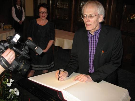 Ursula Neugebauer, Timm Ulrichs, who signs the Golden Book of the City of Hanover on the occasion of his 70th birthday Â Lebenslänglich 50 Jahre Wohn Haft in HannoverÂ , 31 3 2010