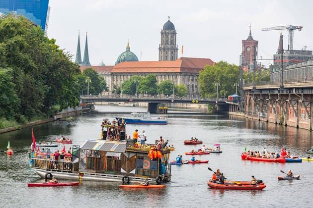 Boat demo for natural gas exit, The environmental initiatives Robin Wood and Fridays for Future demonstrated with about 50 boats on the Spree, for the exit from the natural gas energy target of the demonstrators, was the Vattenfall power plant near the Jannowitzbrücke Berlin Mitte Berlin Germany