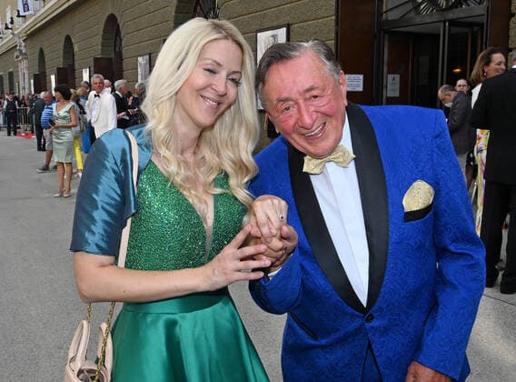 Ascension to the premiere of Don Giovanni to the Salzburg Festival 2021, on 26 07 21 The picture shows the developer Richard Lugner with girlfriend Simone Both show the new ring Simone received for the current occasion 2021 Ascension to the premiere of Don Giovanni to the Salzburg Festival 2021, on 26 07 21
