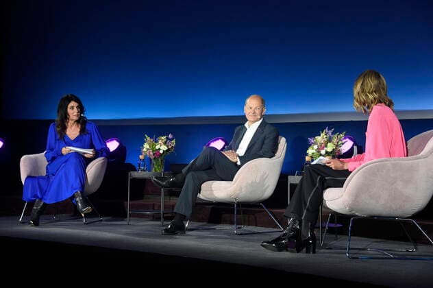 Brigitte Huber, Olaf Scholz and Meike Dinklage at the talk event Brigitte Live in the Astor Film Lounge Berlin, 28 07 2021 Foto:xN.xKubelkax xFuturexImage