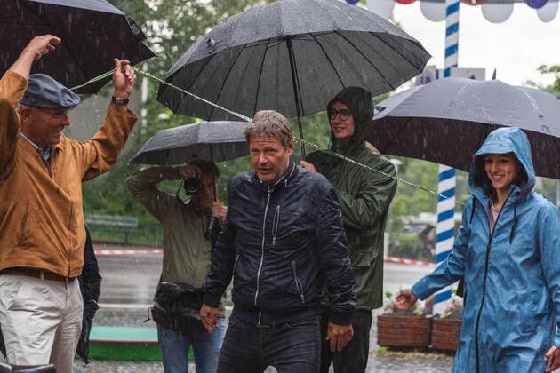 Kiel, Heikendorf 29 July 2021 Robert Habeck in pre-election campaign on coastal tour in his state of Schleswig Holstein Today in Heikendorf, in the town where he grew up, he speaks for the people of the Kiel Fjord and with them A downpour disrupted the event