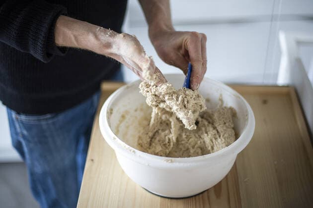 Bread baking symbol photo Sticky dough is scraped off the hand with a dough scraper Berlin, 02 02 2021 Berlin Germany Copyright: xJaninexSchmitz photothek.dex