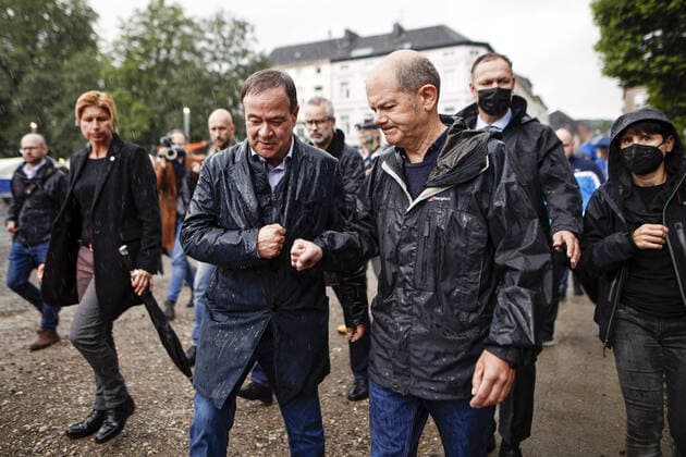 Olaf Scholz, Federal Minister of Finance, R visiting Stolberg near Aachen Pictured here after a tour of the flood-affected city centre and old town together with Armin Laschet, State Premier of North Rhine-Westphalia L Stolberg, 03 08 2021 Stolberg Germany Copyright: xFlorianxGaertner photothek.dex