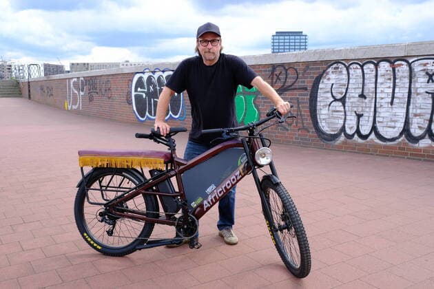 The actor Bjarne Maedel Mädel, ambassador of the project African E Bikes on the E Bike for Africa in Hamburg Photo from 06 08 2021 In cooperation with bicycle experts from Uganda, t Copyright: epd-bild StephanxWallocha EDITORIAL USE ONLY