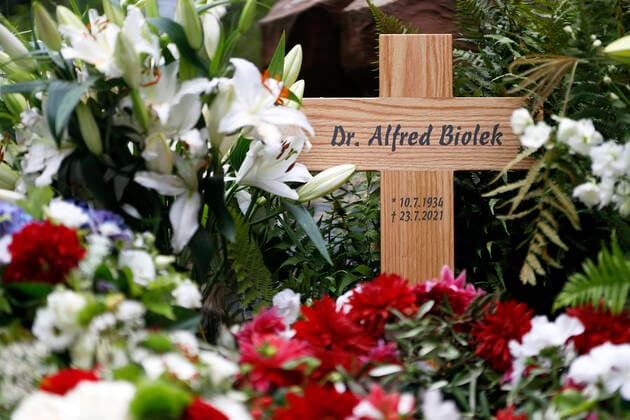 A wooden cross marks the grave of Dr Alfred Biolek at Melaten Cemetery The urn containing Bioleks ashes was buried on Friday in the closest family circle The gravesite belongs to the Gruber family, with whom Biolek was close friends Cologne, 09 08 2021 Foto:xC.xHardtx xFuturexImage