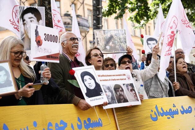 Supporters of the People s Mojahedin Organization of Iran protesting outside Stockholm distric court in Sweden, on August 10, 2021 This is the first day of the trial of Hamid Noury who is accused of involvement in the massacre of political prisoners in Iran in 1988 STOCKHOLM SWEDEN x60160x,  Copyright: xStefanxJerrevang TTx SWEDEN HAMID NOURY TRIAL