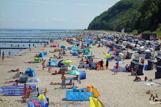 High Elfi brings also on Usedom Saharahitze the holiday-makers it is quite full Strande, full parking lots, full promenade, as if there were no Corona seaside resort Koserow 12 08 2021 Corona