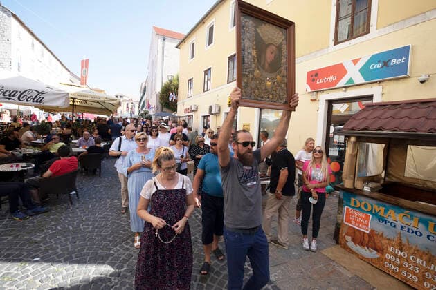Blessed Virgin Mary celebration in CROATIA A man cary a painting of Virgin Mary as he leads an unofficial procession during a Feast of Assumption of the Blessed Virgin Mary celebration in Sinj, Croatia on August 15, 2021. No traditional procession is organized for the second year in a row due to the coronavirus disease (COVID-19) pandemic, but 27 Masses will be celebrated the Saint Joseph Catholic Church. MiroslavxLelas PIXSELL