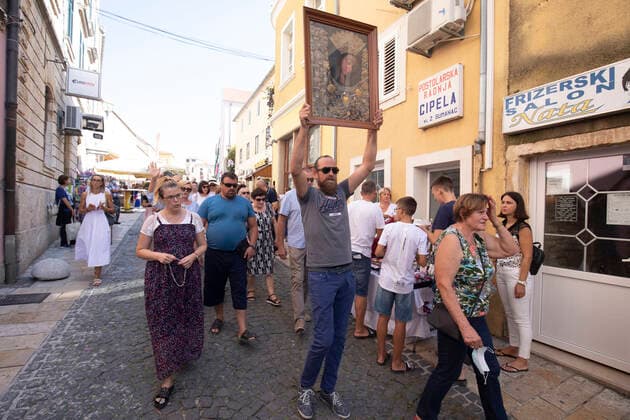 Blessed Virgin Mary celebration in CROATIA A man cary a painting of Virgin Mary as he leads an unofficial procession during a Feast of Assumption of the Blessed Virgin Mary celebration in Sinj, Croatia on August 15, 2021. No traditional procession is organized for the second year in a row due to the coronavirus disease (COVID-19) pandemic, but 27 Masses will be celebrated the Saint Joseph Catholic Church. MiroslavxLelas PIXSELL