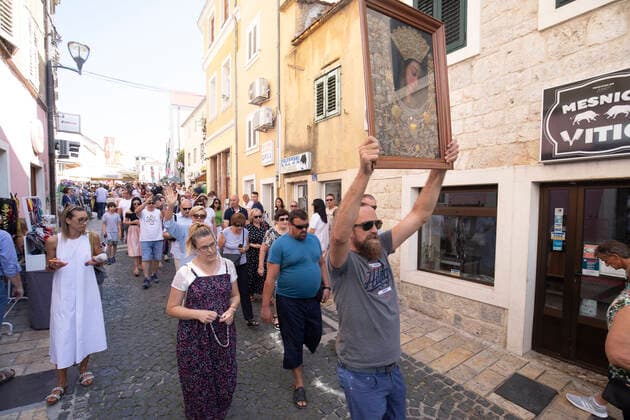 Blessed Virgin Mary celebration in CROATIA A man cary a painting of Virgin Mary as he leads an unofficial procession during a Feast of Assumption of the Blessed Virgin Mary celebration in Sinj, Croatia on August 15, 2021. No traditional procession is organized for the second year in a row due to the coronavirus disease (COVID-19) pandemic, but 27 Masses will be celebrated the Saint Joseph Catholic Church. MiroslavxLelas PIXSELL