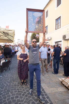 Blessed Virgin Mary celebration in CROATIA A man cary a painting of Virgin Mary as he leads an unofficial procession during a Feast of Assumption of the Blessed Virgin Mary celebration in Sinj, Croatia on August 15, 2021. No traditional procession is organized for the second year in a row due to the coronavirus disease (COVID-19) pandemic, but 27 Masses will be celebrated the Saint Joseph Catholic Church. MiroslavxLelas PIXSELL