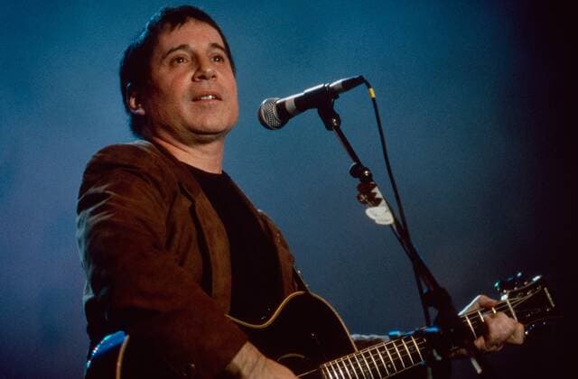 FARM AID, Paul Simon performing at the fifth annual Farm Aid benefit concert, Texas Stadium, Irving, Texas, March 14, 1992. ph: ?TNN courtesy Everett Collection Ref:TSDFAAI NN002 PUBLICATIONXNOTxINxCANxCHNxFRAxITAxJPNxNORxPOLxRUSxESPxUKxUSA Copyright: xx TSDFAAI NN002