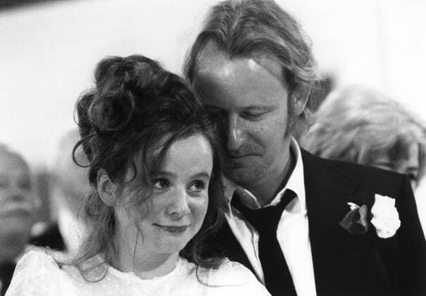 BREAKING THE WAVES, from left: Emily Watson, Stellan Skarsgard, 1996. ? October Films Courtesy Everett Collection Ref:MBDBRTH OC001 PUBLICATIONXNOTxINxCANxCHNxFRAxITAxJPNxNORxPOLxRUSxESPxUKxUSA Copyright: xx MBDBRTH OC001