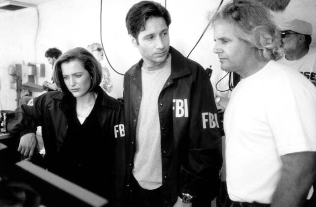 THE X-FILES MOVIE, from left: Gillian Anderson, David Duchovny, writer producer Chris Carter, on set, 1998. ph: Merrick Morton TM and Copyright ? 20th Century Fox Film Corp. All rights reserved. Courtesy Everett Collection Ref:MBDXFIL FE002 PUBLICATIONXNOTxINxCANxCHNxFRAxITAxJPNxNORxPOLxRUSxESPxUKxUSA Copyright: xx MBDXFIL FE002
