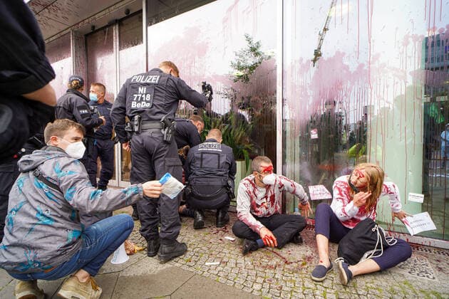 17 08 2021,Berlin,Germany,GER,Extinction Rebellion rally in front of the Konrad Adenauer Haus CDU Bundesgeschäftsstelle participants stuck their hands to the window panes
