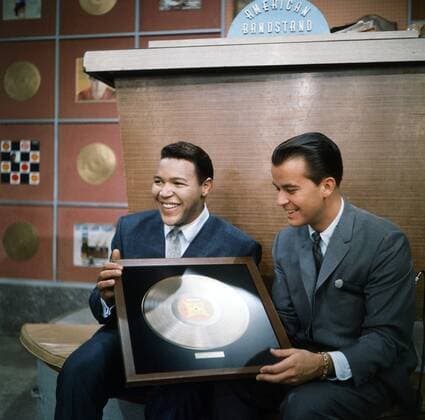 AMERICAN BANDSTAND, from left: Chubby Checker, Dick Clark, with a gold record, 1960s, 1952-89 Ref:T4DAMBA EC004 PUBLICATIONXNOTxINxCANxCHNxFRAxITAxJPNxNORxPOLxRUSxESPxUKxUSA Copyright: xx T4DAMBA EC004