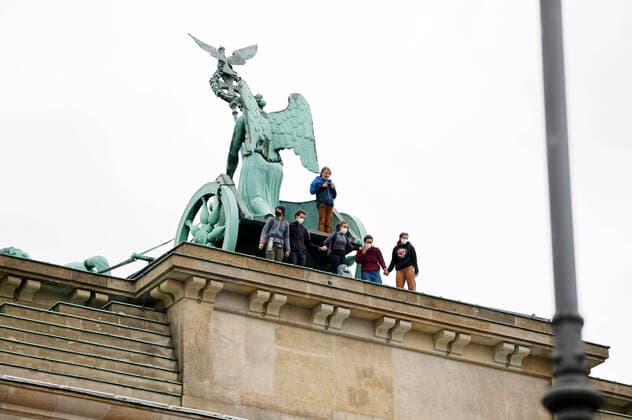 As part of a week of action, climate protection activists have blocked the square at the Brandenburg Gate In the early morning, several people also climbed on the Brandenburg Gate Berlin, 20 08 2021 Foto:xJ.xMWx xFuturexImage