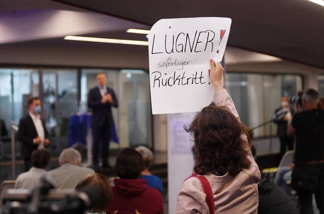 Moessingen district Tuebingen 20 08 2021 A woman demands with a poster the resignation of Federal Minister of Health Jens Spahn CDU at a political speech hour with the topic, Fit for the future health and care on the Pausa area Luegner Immediate resignation
