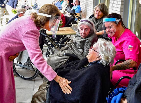 King Carl Gustaf and Queen Silvia chat with the residents at the special accommodation Solhem in Mönsteras during their visit in Kalmar county MÖNSTERÅS Sweden x10030x,  Copyright: xJonasxEkströmer TTx ROYAL COUNTY VISIT KALMAR