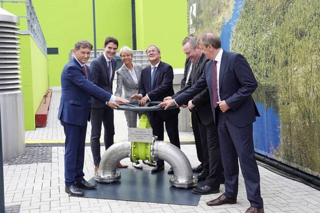 Inauguration of the pumping station of the Emschergenossenschaft in Oberhausen with Armin Laschet Current, 20 08 2021, Oberhausen Armin Laschet the CDU chairman and NRW State Premier together with Prof Dr Uli Paetzel and Dr Emanuel Gruen and other officials is turned symbilic at the pumping wheel at the inauguration of the pumping