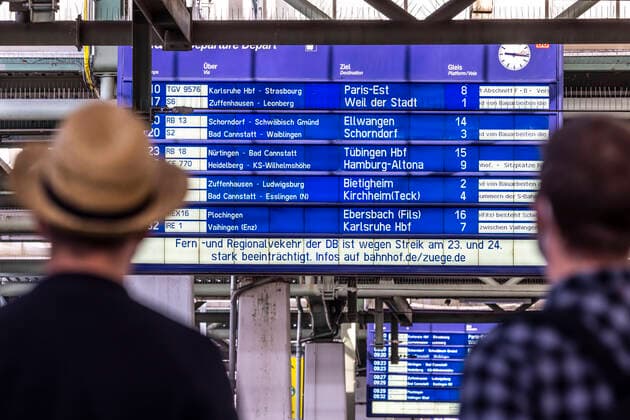 Second strike by GDL train drivers within a few days Information board at Stuttgart main station Deutsche Bahn customers face days of strikes with train cancellations and delays 22 08 2021 Germany, Baden Württemberg, Stuttgart
