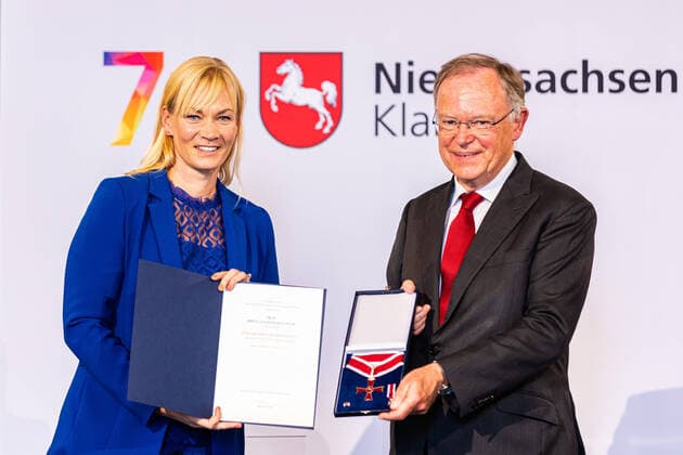 Hanover, Germany 23 August 2021 News 2021 Award of the Order of Merit of Lower Saxony 23 08 2021 from left Bibiana Steinhaus Webb and State President Stephan Weil SPD, pose after the presentation of the Grand Cross of Merit to Steinhaus Webb On the occasion of the 75th anniversary Copyright: xFotostandx xMattheyx