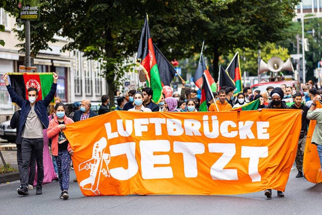 Hanover, Germany 28 August 2021 News 2021 Demonstration of the Buendnis Seebruecke 28 08 2021 The demonstration procession runs through the city On the front banner is the inscription Airlift now The Buendnis Seebr Copyright: xFotostandx xMattheyx
