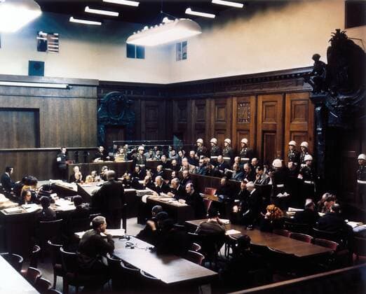 Internationaler Militärgerichtshof IMT 20. November 1945 1. Oktober 1946 Gerichtsgebäude, Saal 600 Justizgebäude, Fürther Str , Schwurgerichtssaal, Saal 600 Der Gerichtssaal während des Internationalen Kriegsverbrecherprozesses Nürnberg Nürnberg Deutschland 1945 Foto Raymond DAddario, US Signal Corps ACHTUNG AUFNAHMEDATUM GESCHÄTZT