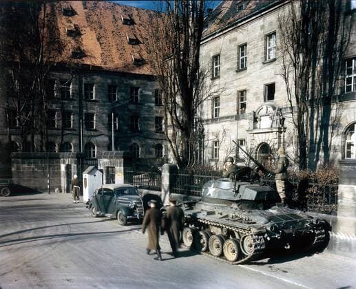 Internationaler Militärgerichtshof IMT 20. November 1945 1. Oktober 1946 US-Panzer vor dem Justizgebäude, Fürther Str Internationaler Kriegsverbrecherprozess Nürnberg Nürnberg Deutschland 1945 Foto Raymond DAddario, US Signal Corps ACHTUNG AUFNAHMEDATUM GESCHÄTZT