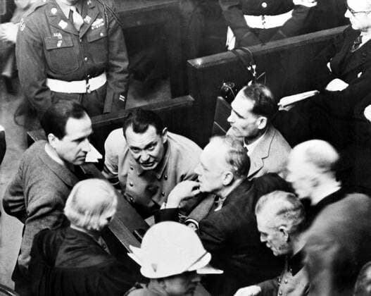 Internationaler Militärgerichtshof IMT 20. November 1945 1. Oktober 1946 Die Angeklagten Hermann Göring, Karl Dönitz, Wilhelm Keitel und Rudolf Hess über Karl Dönitz sprechen mit den Verteidigern im Nürnberger Internationalen Kriegsverbrecherprozess Nürnberg, Deutschland 1946 ACHTUNG AUFNAHMEDATUM GESCHÄTZT