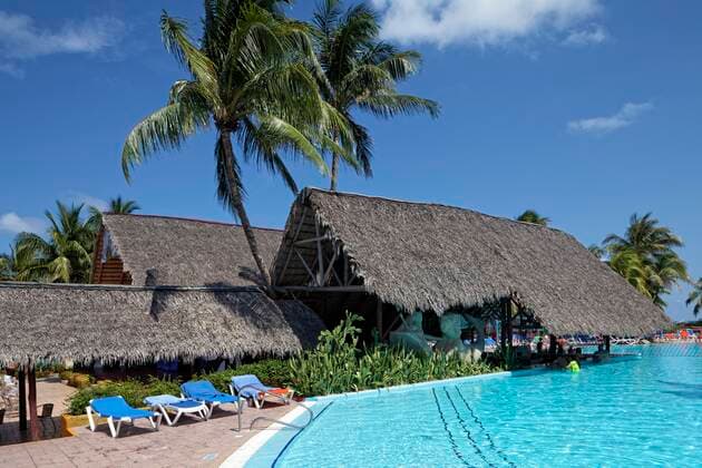 Pool, pool bar with palm leaves roof, sun beds, coconut trees Cocos nusifera Hotel Brisas, Playa St Lucia, Camagüey Province, Caribbean, Cuba, Central America Copyright: imageBROKER/NorbertxProbst iblnpr07137939.jpg