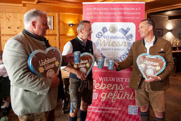 Munich, press conference for the 2 Wirtshauswiesn at the Augustiner am Platzl with the host couple Oliver and Barbara Wendel, f l Christian Schottenhamel, Gregor Lemke and Peter Inselkammer