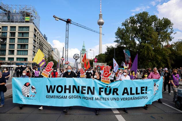 Demonstration Living for All Together against high rents and displacement from Alexanderplatz via the street Unter den Linden to the Great Star The organizers expect 10 000 to 30 000 people According to the police, 20 000 participants are registered Berlin, 11 09 2021 Foto:xJ.xMWx xFuturexImage