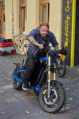 Martin Kesici First exhibition in Mobility Space with the worlds first pedal-controlled electric motorcycle eROCKIT in Berlin Friedrichshain on 15 09 2021 Mobility Space by ADAC meets eROCKIT