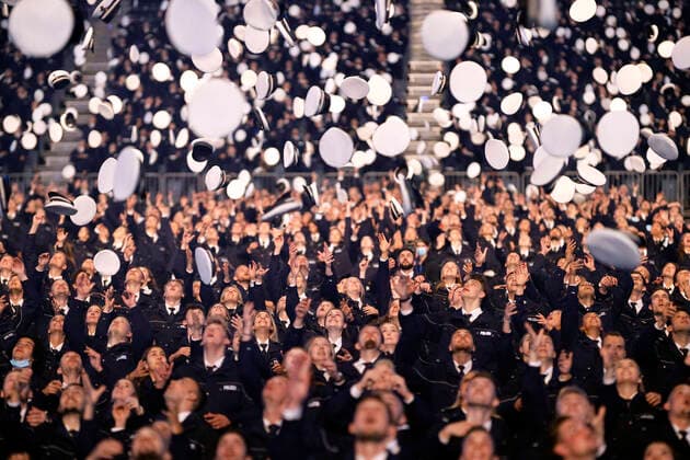 Cap throwing at the swearing-in ceremony of the police NRW in the Lanxess Arena Cologne, 16 09 2021 Foto:xC.xHardtx xFuturexImage
