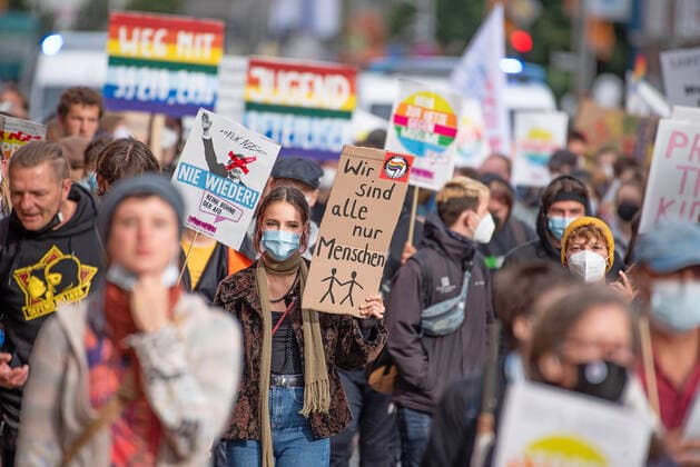 Demonstrators run on a protest march through the city of Rostock A week before the federal election, the statewide alliance indivisibleMV wants to draw attention to the problems in the state that many people in Mecklenburg Western Pomerania are concerned about Climate, anti-racism and social justice are Copyright: FrankxHormannx xnordlicht