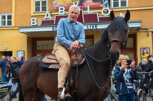 Gojko Mitic with horse at Rosa Luxemburg Platz on the occasion of the presentation of the novel reissue of The Sons of the Great Bear by Liselotte Welskopf Henrich at the cinema Babylon Berlin, 19 09 2021 Foto:xC.xBehringx xFuturexImage