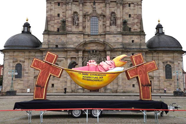 The hammock bishop at a protest action of the Giordano Bruno Foundation and the affected persons initiative Hildesheim at the autumn plenary assembly of the German Bishops Conference on the forecourt of the cathedral of Fulda Fulda 20 09 2021 Foto:xP.xBackx xFuturexImage