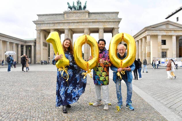 Dieter Hallervorden, Alina Wichmann and Adel Tawil at the photo shoot Celebrate at the Gate 100 days until New Years Eve at the Brandenburg Gate Berlin, 22 09 2021 Foto:xN.xKubelkax xFuturexImage