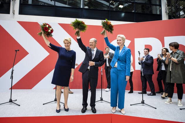 Franziska Giffey mL , state chairwoman of the SPD Berlin, Olaf Scholz M , SPD candidate for chancellor, and Manuela Schwesig mR , SPD state chairwoman in Mecklenburg-Western Pomerania, photographed during the presentation of flowers and a press statement at the Willy Brandt House in Berlin, 27 09 2021 In the Bundestag elections, the SPD was the stronges Copyright: xFlorianxGaertner photothek.dex