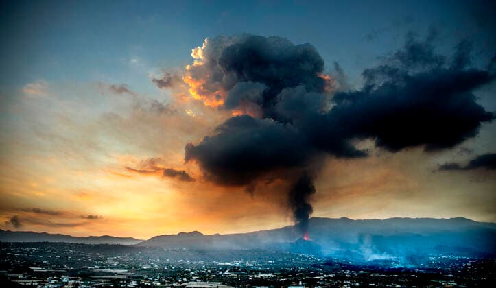 VOLCÃN CUMBRE VIEJA Eruption of the volcano Cumbre Vieja in La Palma In this picture, sunrise from La Laguna hill Cumbre Vieja eruption in La Palma In this picture, sunrise from La Laguna hill MADRID ESPANA 117413061  ALBERTOxDIxLOLLI