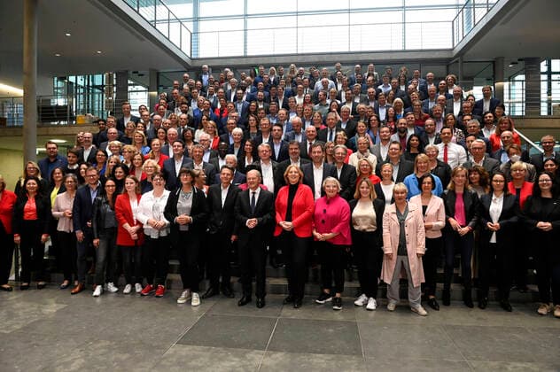 Saskia Esken, Rolf Mützenich, Olaf Scholz, Bärbel Bas and others at the photo opportunity with the new SPD parliamentary group on the parliamentary group level in the Reichstag building Berlin, 29 09 2021 Foto:xF.xKernx xFuturexImage