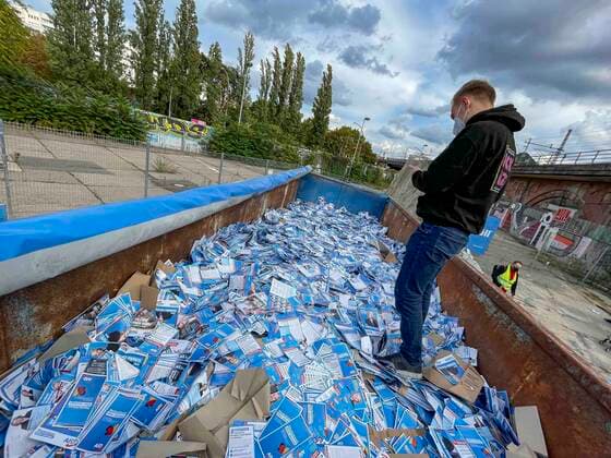 ZPS throws millions of AfD flyers in the garbage, guerrilla team throws millions of AfD flyers in the garbage With a fictitious flyer distribution company, the Center for Political Beauty ZPS got the AfD to allegedly send the party action artists five million flyers with a total weight of 72 tons before the federal e