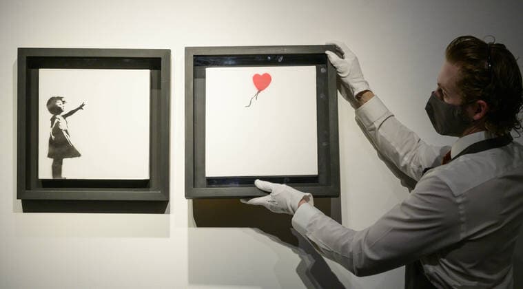 Bilder des Jahres 2021, Entertainment 10 Oktober Entertainment Themen der Woche KW39 Entertainment Bilder des Tages Christie?s art handlers hold the iconic Banksy Diptych (Girl and Balloon) artwork at the preview of the 20th 21st Century Evening Sale which will be livestreamed across salerooms in London, New York and Hong Kong on 15 October 2021, showcasing the best of international art. Highlights include: Banksy, Girl and Balloon (Diptych) numbered 6 25, executed 2005. at an estimated £2,500,000-3,500,000. Where: London, United Kingdom When: 01 Oct 2021 Credit: Malcolm Park Cover Images Copyright: xx 50712433 EDITORIAL USE ONLY. NOT FOR USE BY NEWSPAPERS BASED IN THE UK.