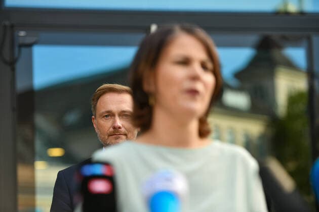 Berlin, Germany 01 October 2021 Talk between Buendnis 90 Die Gruenen and FDP Statement 01 10 2021 Annalena Baerbock B™90 Die Grünen , in the background Christian Lindner FDP DesignOffices Berlin am Zoo Berlin. Copyright: xFotostandx xReuhlx