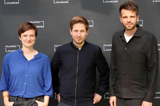 Katharina Schiele, Kevin Kühnert and Lukas Stratmann at the premiere of the ARD documentary Kevin Kühnert and the SPD at the 29 Filmfest Hamburg 2020 at Cinemaxx Dammor Hamburg, 02 10 2021 Foto:xgbrcix xFuturexImage